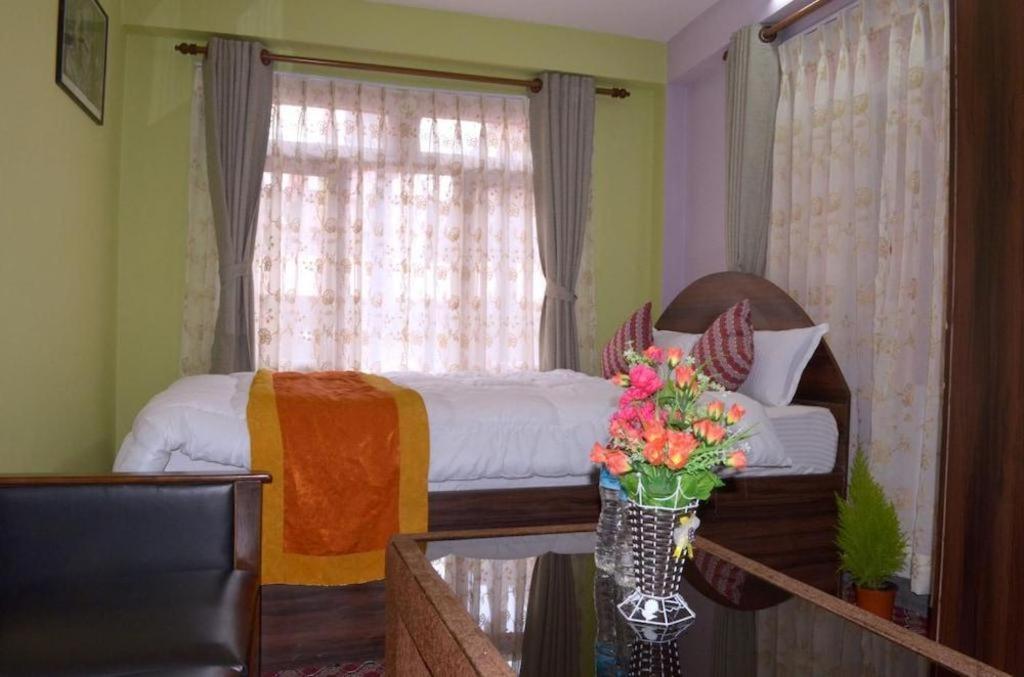 Oyo 492 Hotel Yeti Home Katmandu Dış mekan fotoğraf
